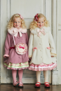 【左】 <br>11-820フリルケーキプリントジャンパースカート <br>(ピンク/★ミント) <br>・TODDLER￥36,080～(100～140cm) <br>・SISTER ￥40,480-(150/160cm) <br>11-802スカラップウールコート <br>(アイボリー/★ピンク) <br>・TODDLER￥54,780～(100～140cm) <br>・SISTER ￥59,180-(Fサイズ) <br>11-831レースリボンクリップ <br>(★ピンク/アカ)￥8,580-(Fサイズ) <br>11-837ケーキショルダーバッグ <br>(★ピンク)￥22,880-(Fサイズ) <br>11-834レースアップリボンタイツ <br>(アイボリー/★ピンク/アカ)￥5,830-(105～150cm) <br>11-009グリッターシューズ <br>(オフ白/★ピンク/アカ)￥12,980～(17～24㎝） <br><br>【右】 <br>11-802スカラップウールコート <br>(★アイボリー/ピンク) <br>・TODDLER￥54,780～(100～140cm) <br>・SISTER ￥59,180-(Fサイズ) <br>11-816フリルケーキプリントスカート <br>(★ピンク/ミント)￥27,280～(100～140cm) <br>11-831レースリボンクリップ <br>(ピンク/★アカ)￥8,580-(Fサイズ) <br>11-834レースアップリボンタイツ <br>(★アイボリー/ピンク/アカ)￥5,830-(105～150cm) <br>11-009グリッターシューズ <br>(オフ白/ピンク/★アカ)￥12,980～(17～24㎝）